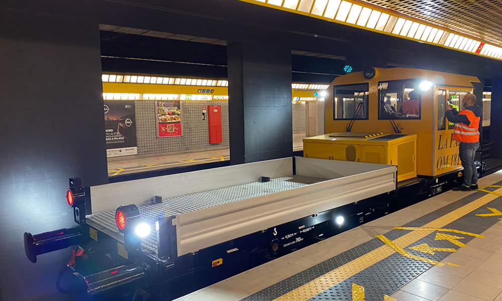 shunter (track vehicle) Inside the subway tunnel