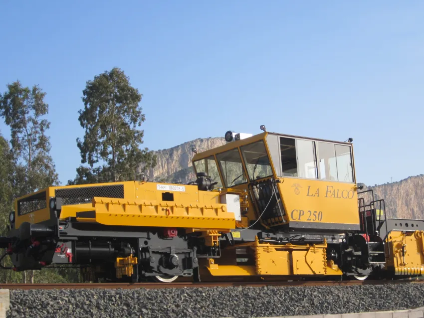 Compact ballast regulator equipment on railway tracks for ballast maintenance and track bed profiling