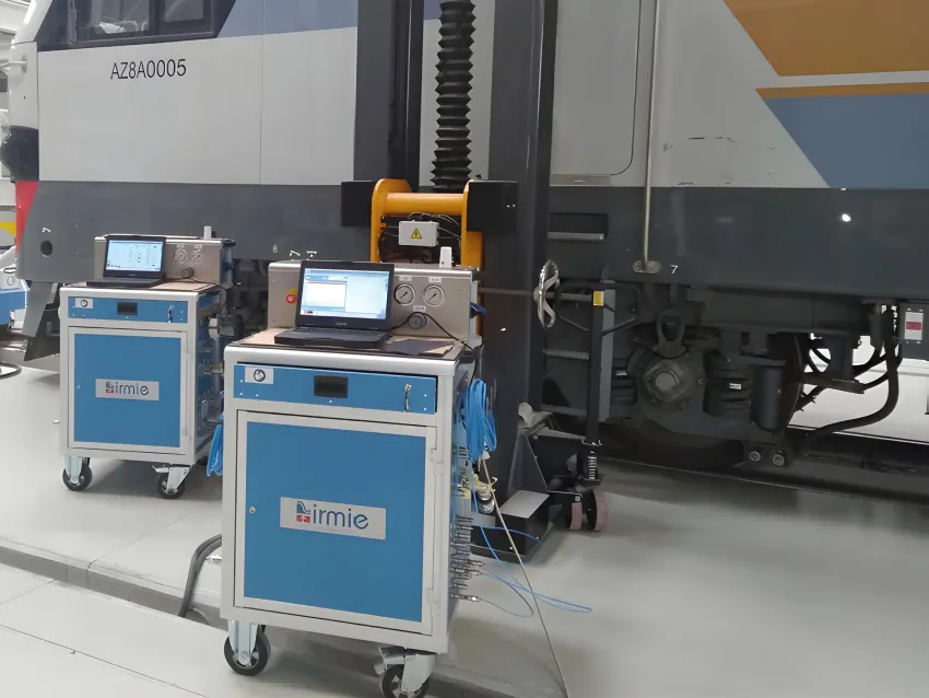 Railway brake testing equipment connected to a rail vehicle for brake inspection