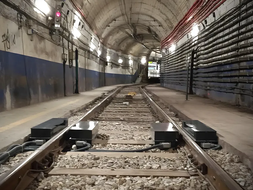 Railway wheel measurement system installed on tunnel tracks