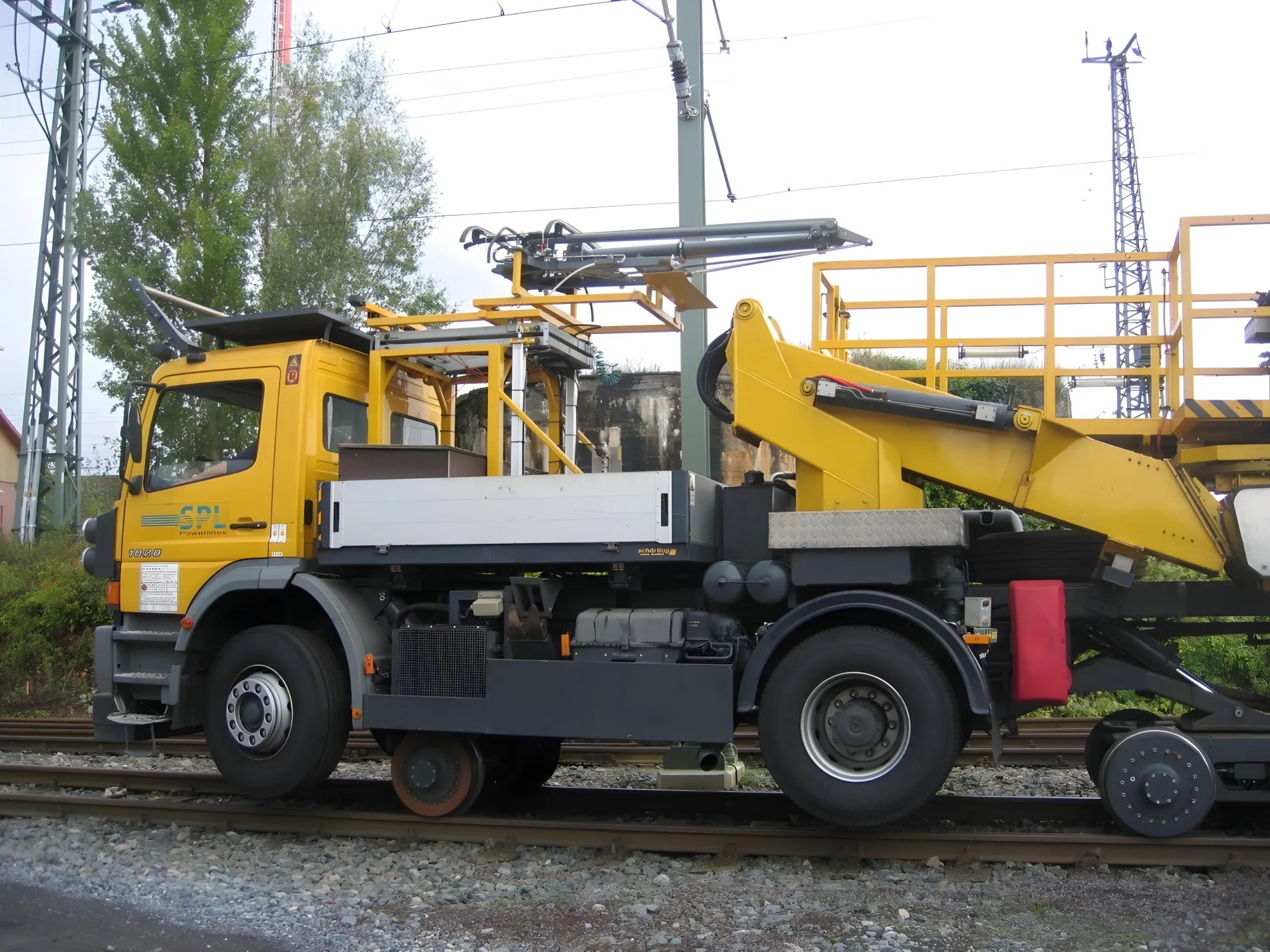Contact line measuring system mounted on a railway vehicle