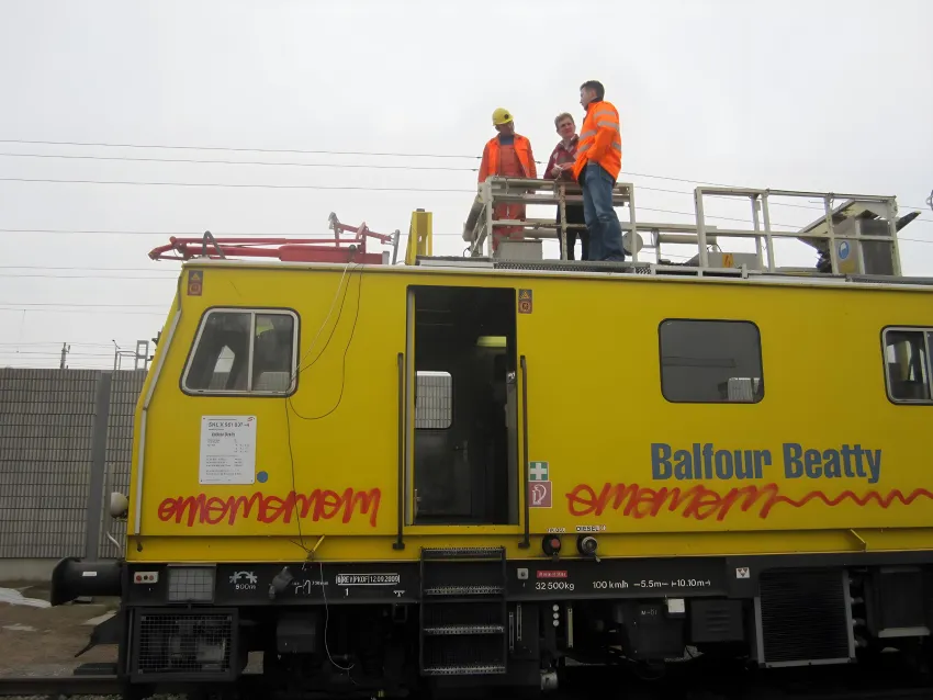 Contact line measuring system on railway vehicle for overhead line measurement