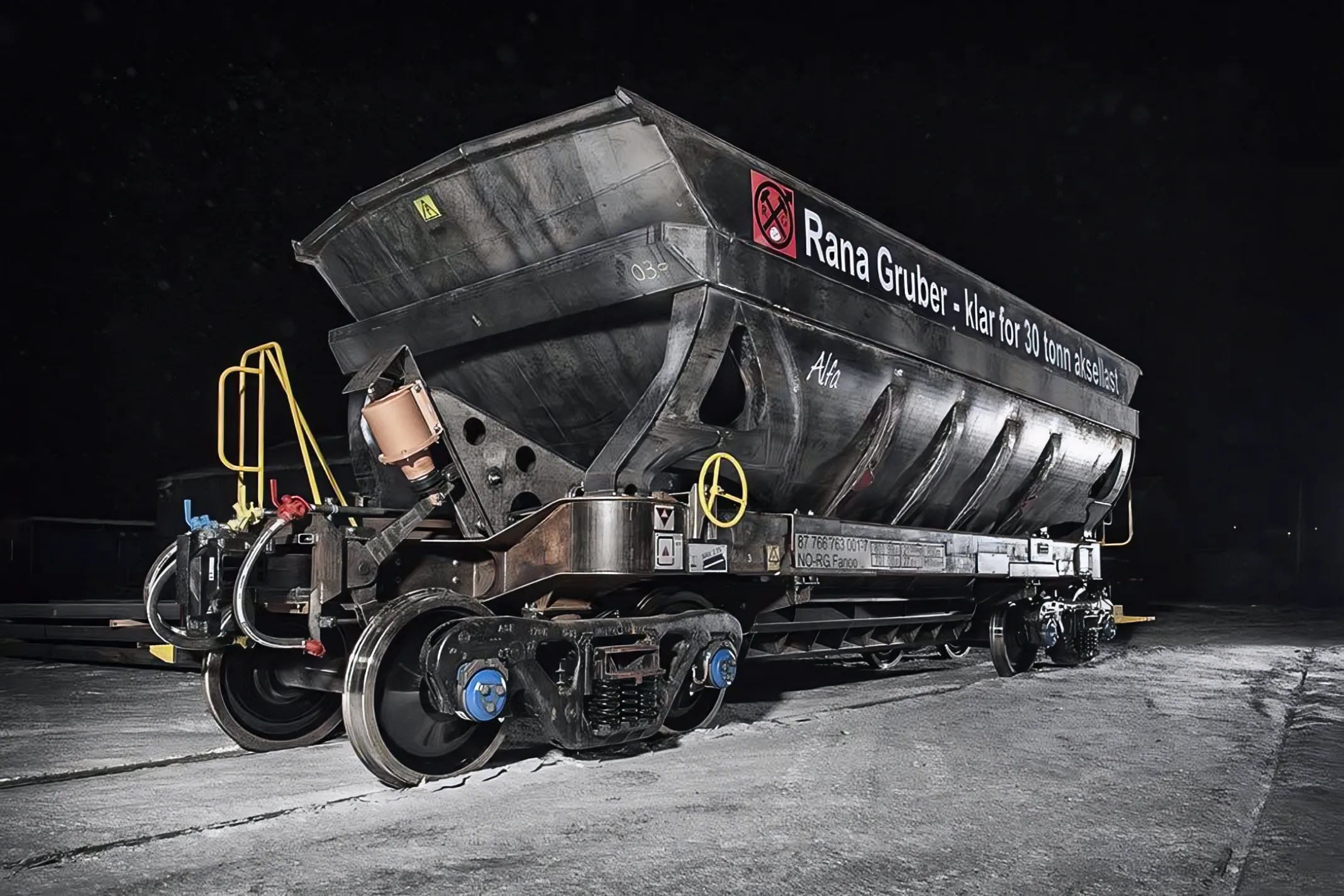 Bottom dumper wagon for bulk rail transport