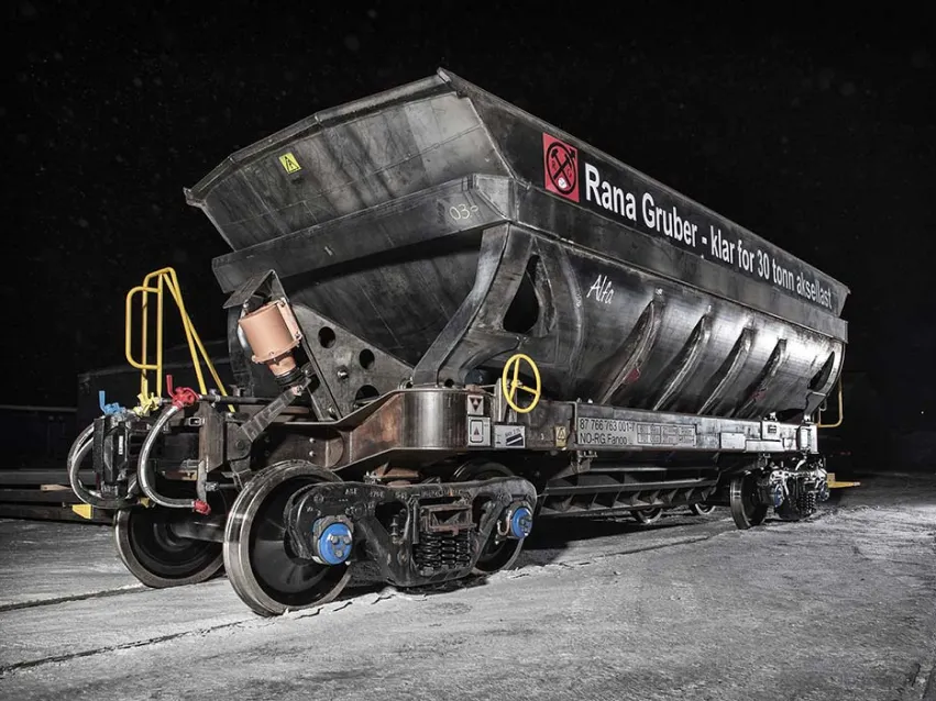 Bottom dumper wagon for bulk rail transport