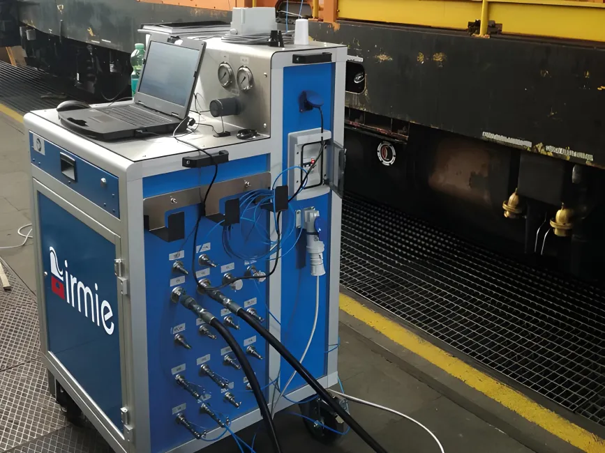 Mobile railway brake testing equipment connected to a rail vehicle