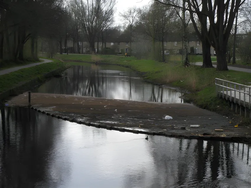 Debris boom blocking floating debris in a canal waterway