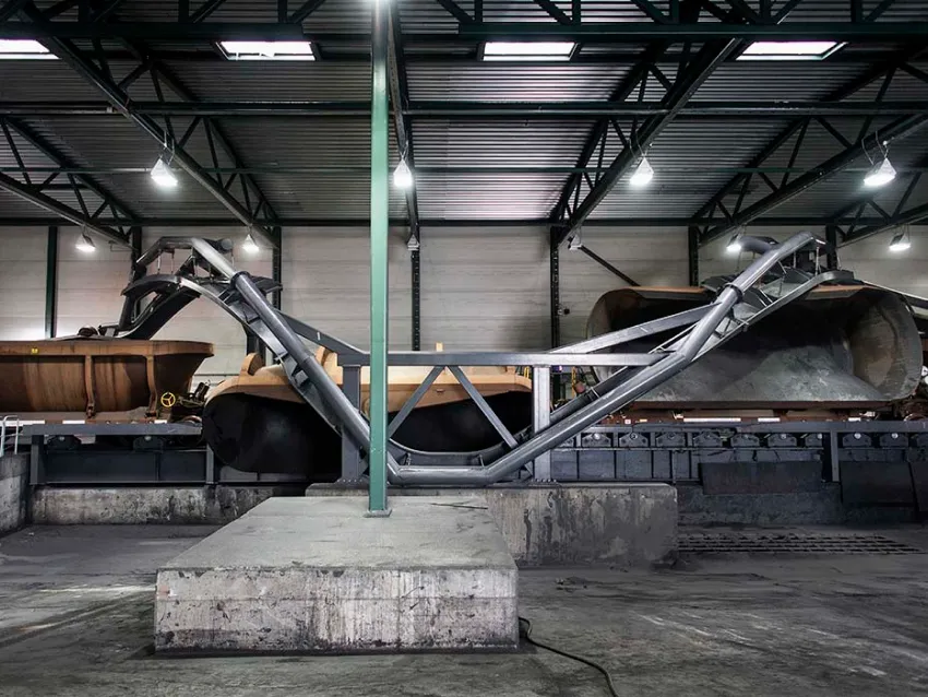 Helix dumper railcar unloading system
