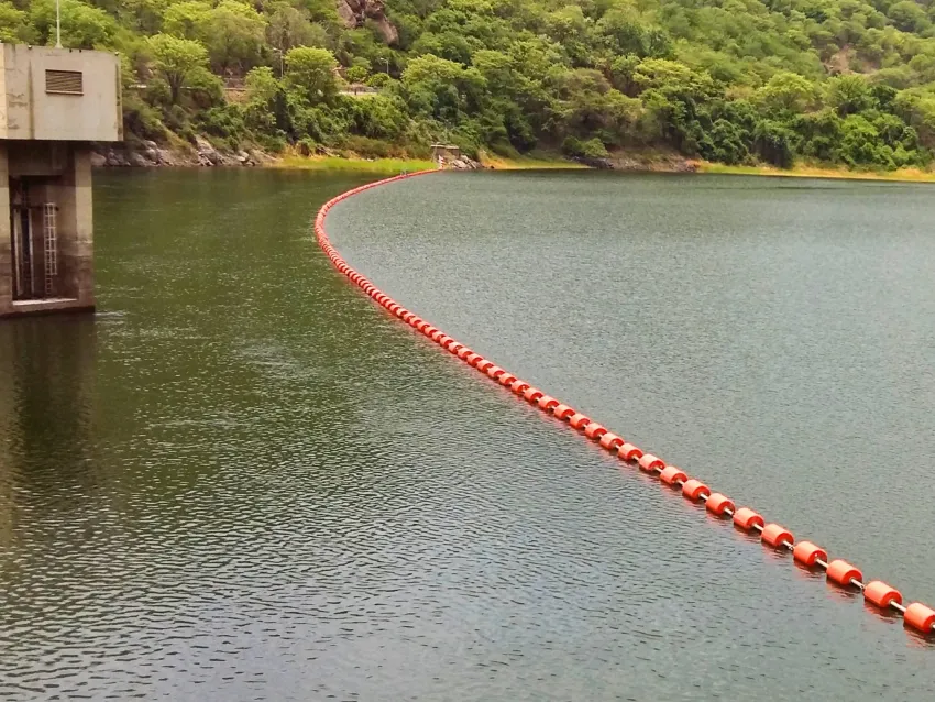 Log screen boom across reservoir