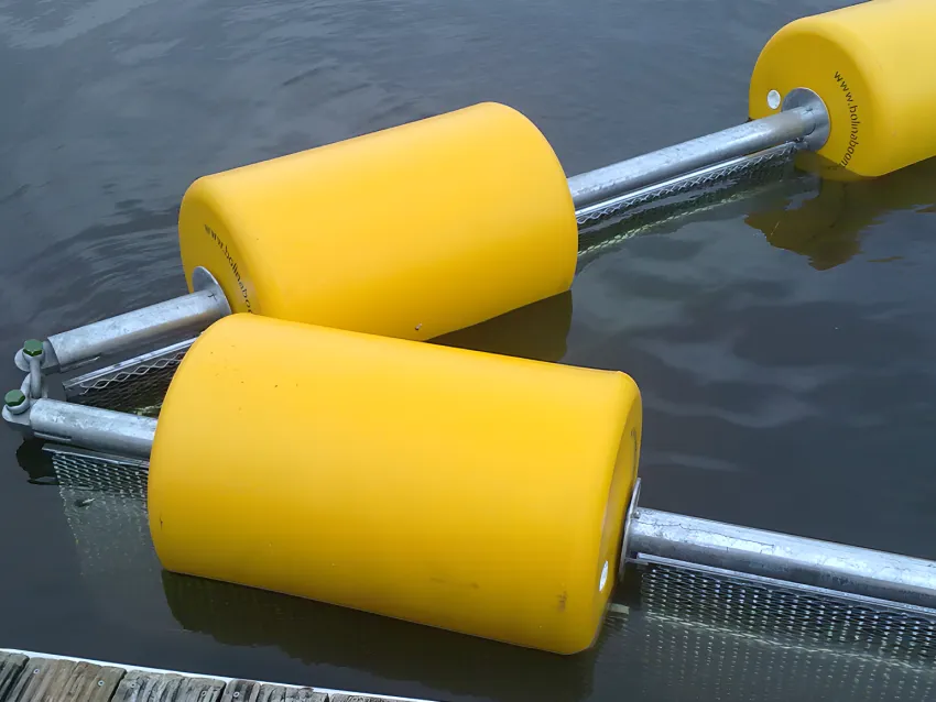 Log screen boom with yellow floats