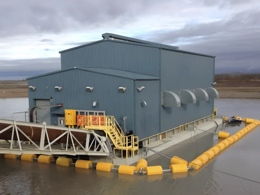 Log screen boom around water facility