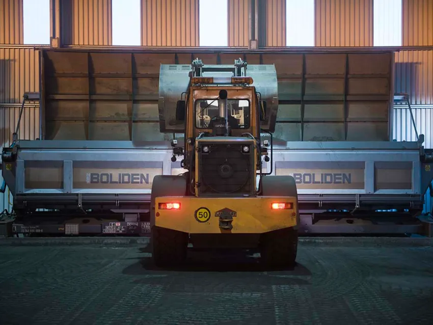 Side dumper loading freight wagon