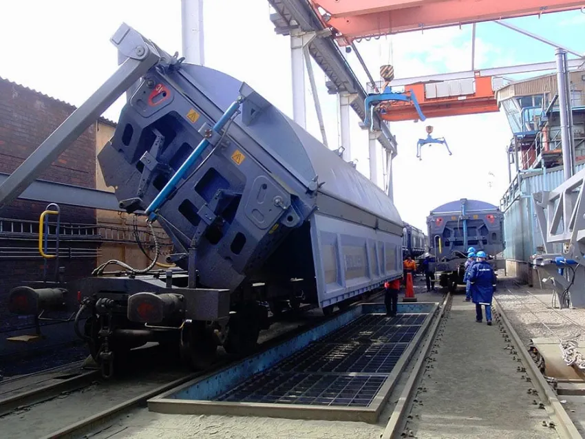 Side dumper unloading bulk material