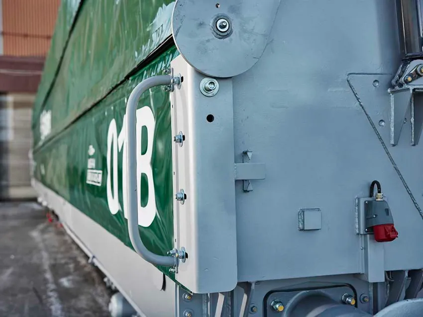 Side loader railcar opening side detail