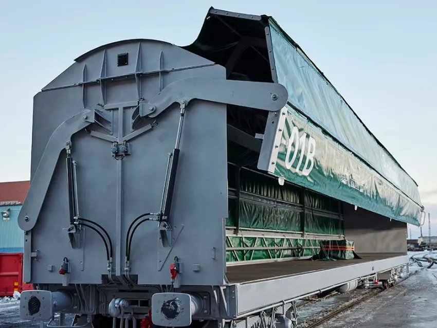 Side loader railcar with opening side