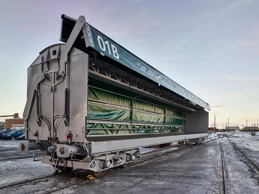 Side loader freight wagon with opening side