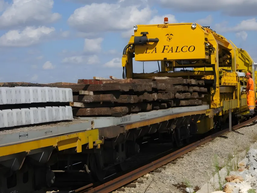 Sleeper gantry transporting railway sleepers on track