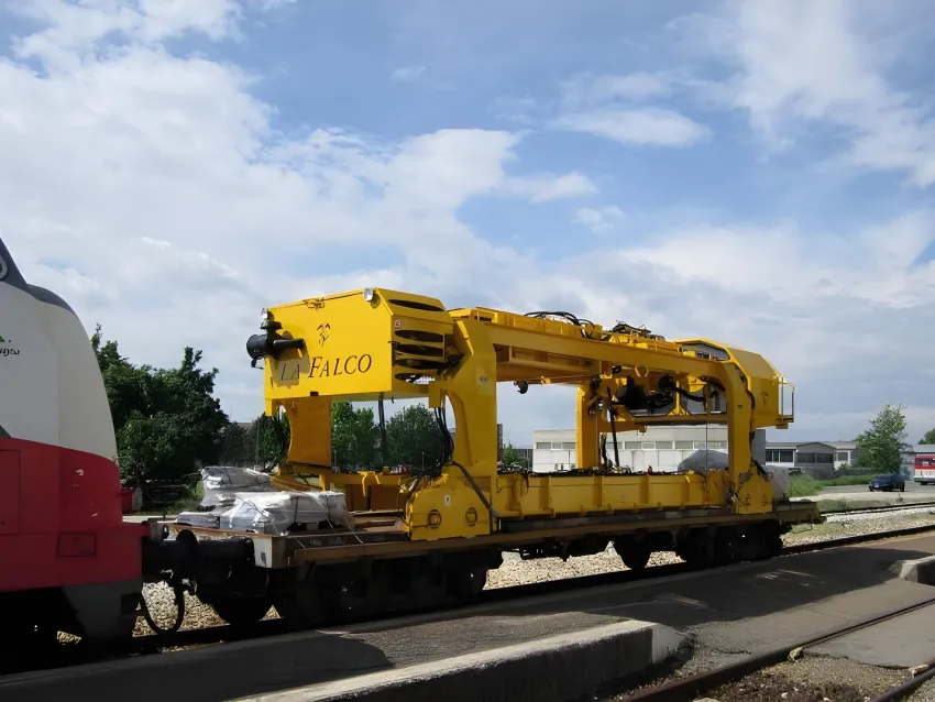 Sleeper gantry on rail wagon for sleeper transport.